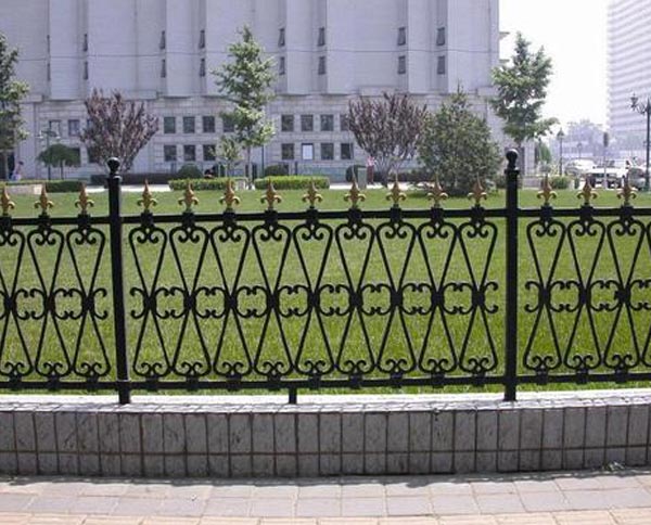 日常如何維護鐵藝護欄?讓其使用時間長?